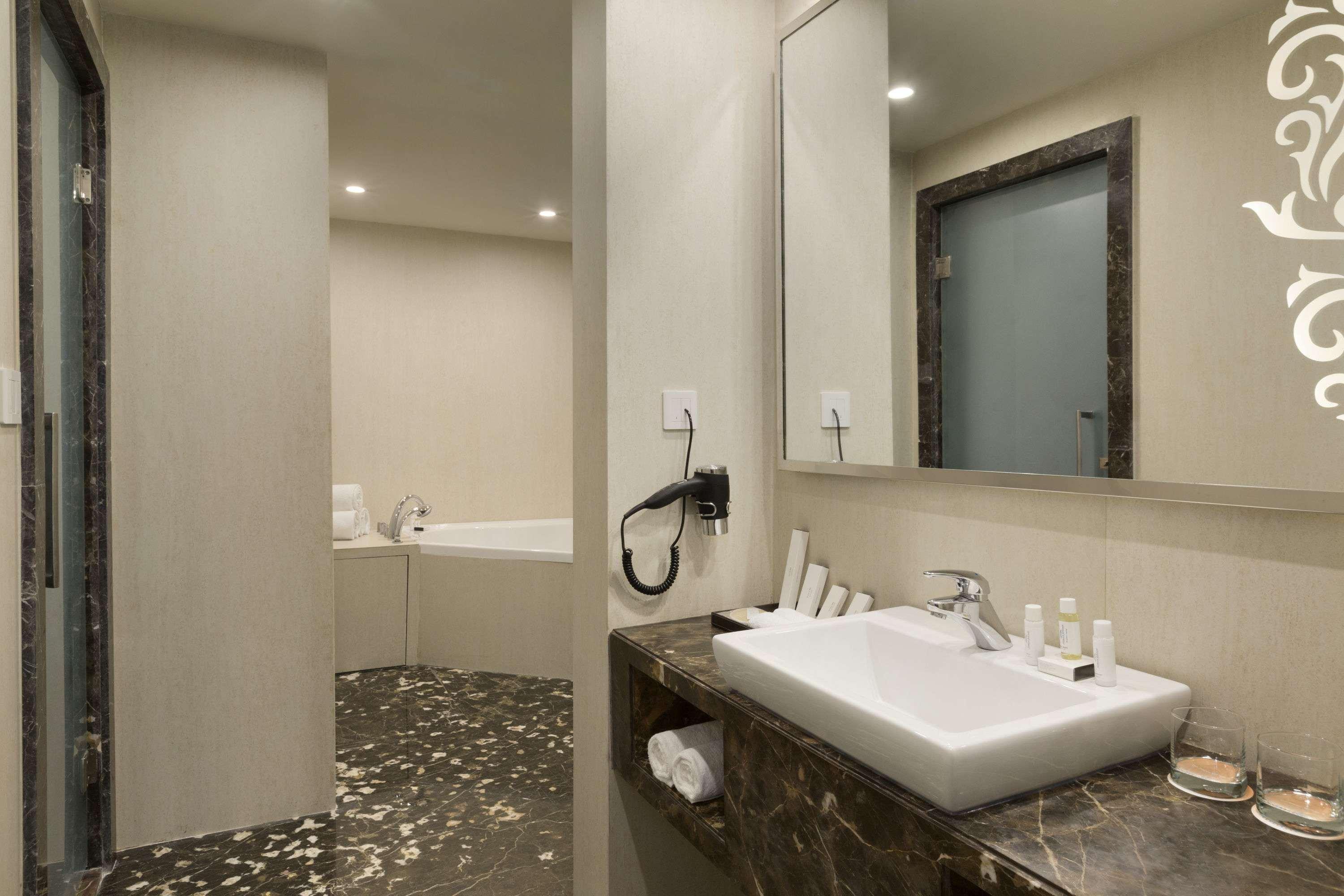 Howard Johnson By Wyndham, Hebbal, Bengaluru Exteriör bild