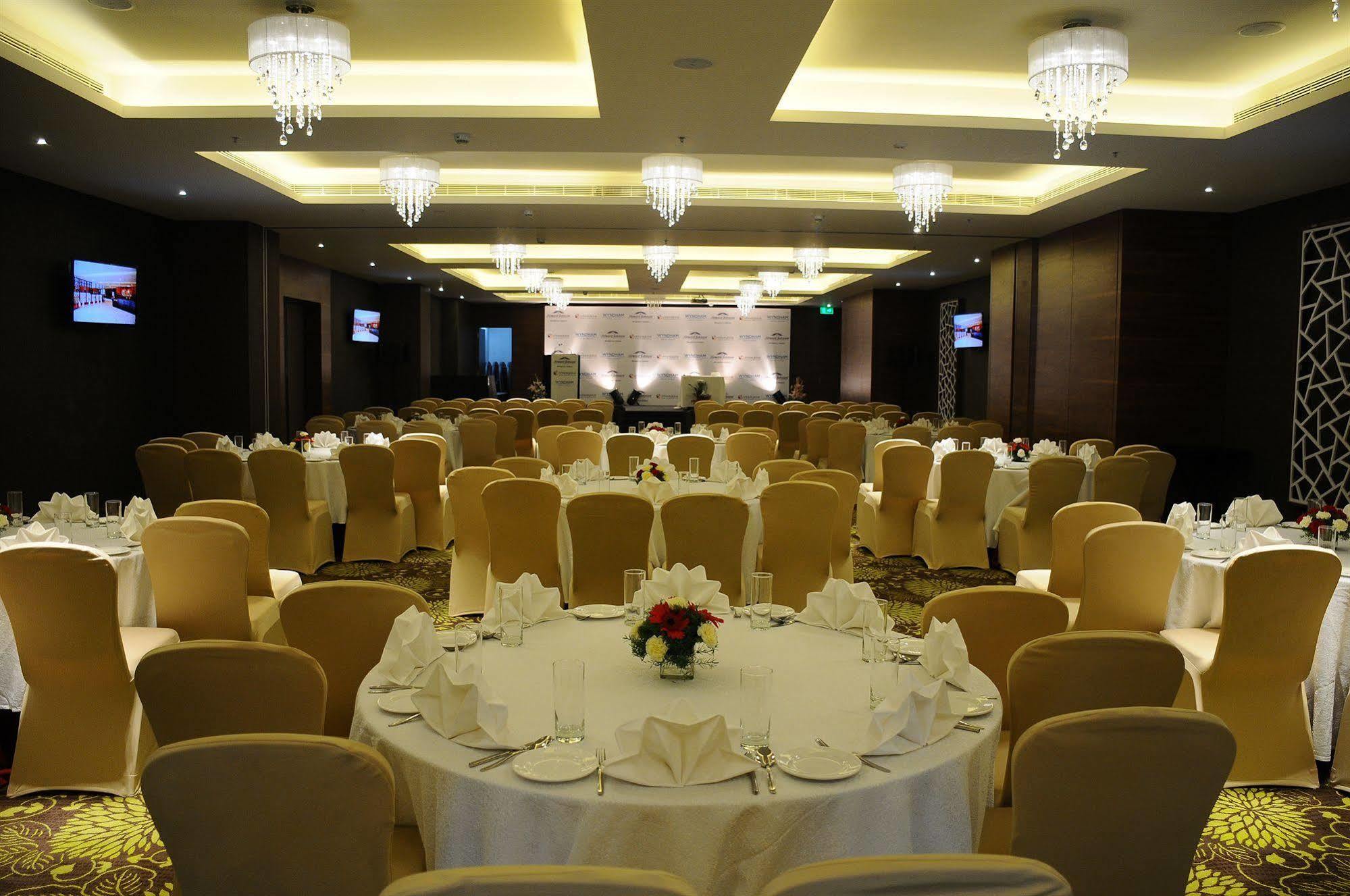 Howard Johnson By Wyndham, Hebbal, Bengaluru Exteriör bild