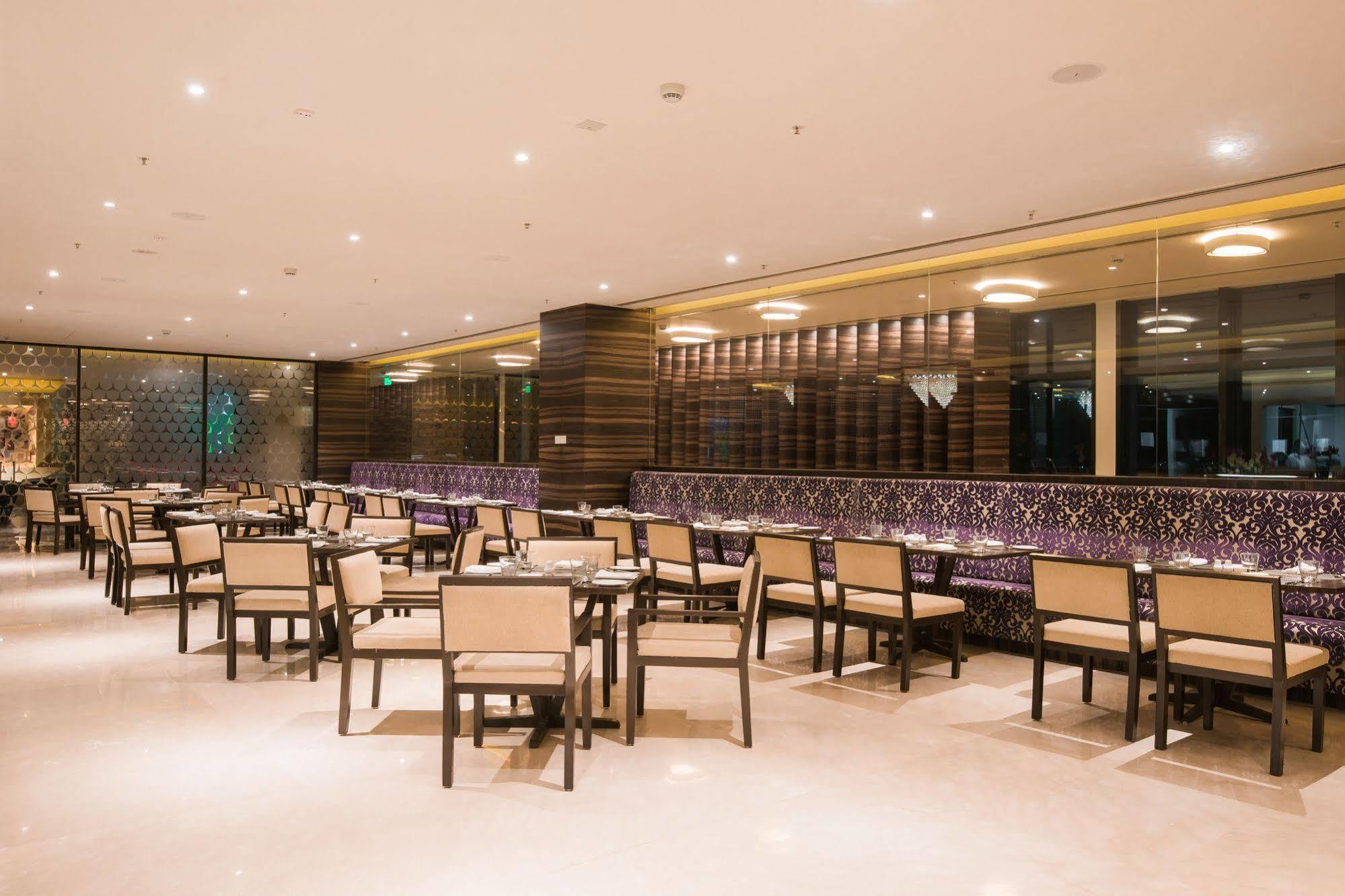 Howard Johnson By Wyndham, Hebbal, Bengaluru Exteriör bild