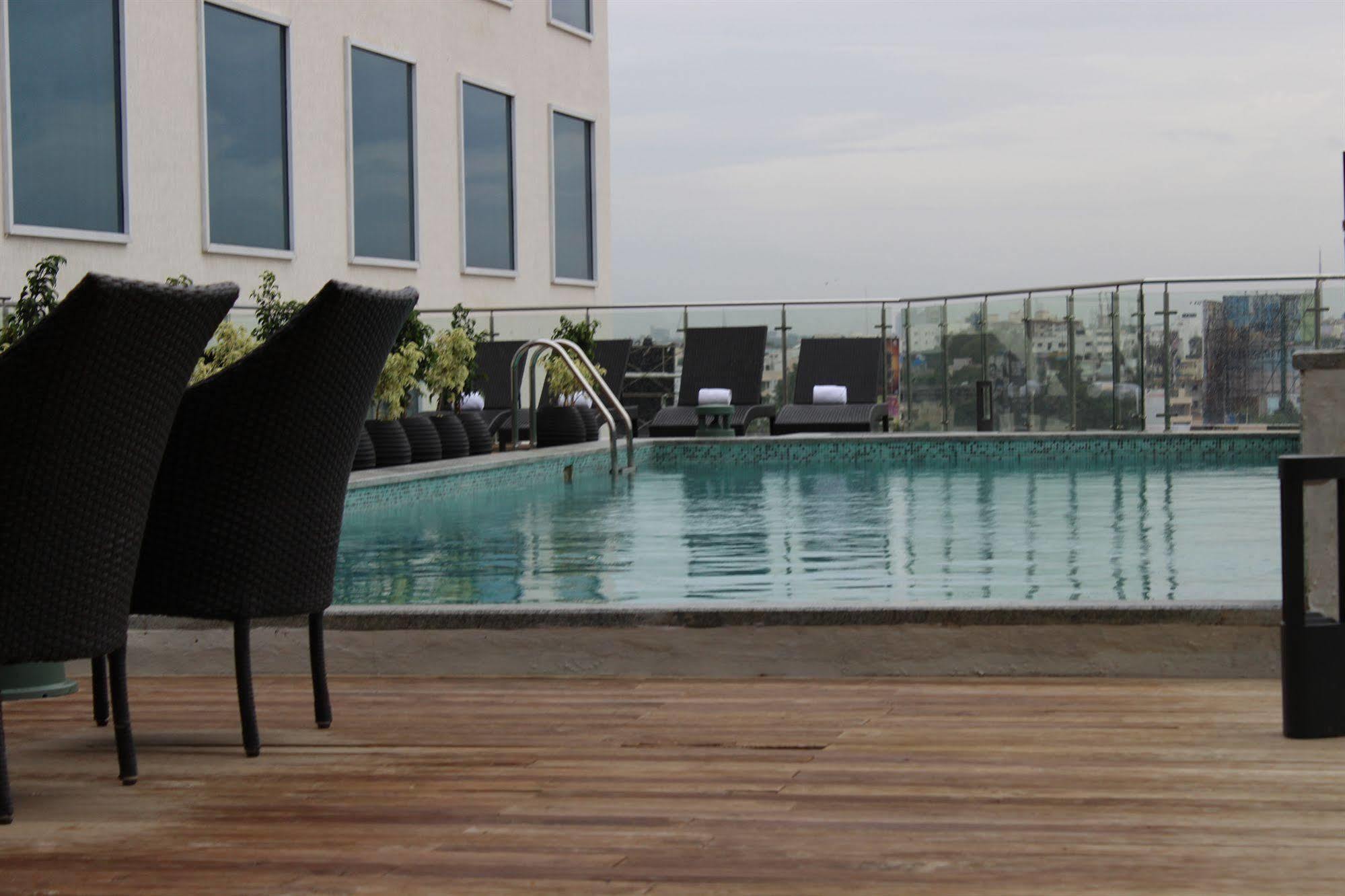 Howard Johnson By Wyndham, Hebbal, Bengaluru Exteriör bild